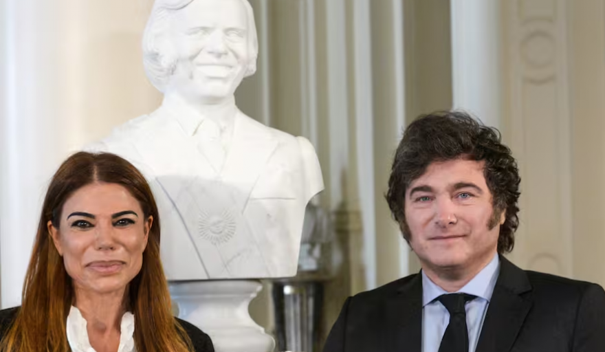 Javier Milei inauguró un busto de Carlos Menem en la Casa Rosada