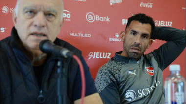 Carlos Tevez continuará como DT en Independiente