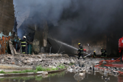 Un feroz incendio en Avellaneda afectó a cuatro fábricas