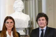 Javier Milei inauguró un busto de Carlos Menem en la Casa Rosada