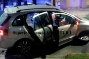 Sarandí: Tres delincuentes escapaban con un auto robado y chocaron con un poste de luz