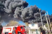 Se incendió un depósito de colectivos en Avellaneda y hubo que evacuar a vecinos