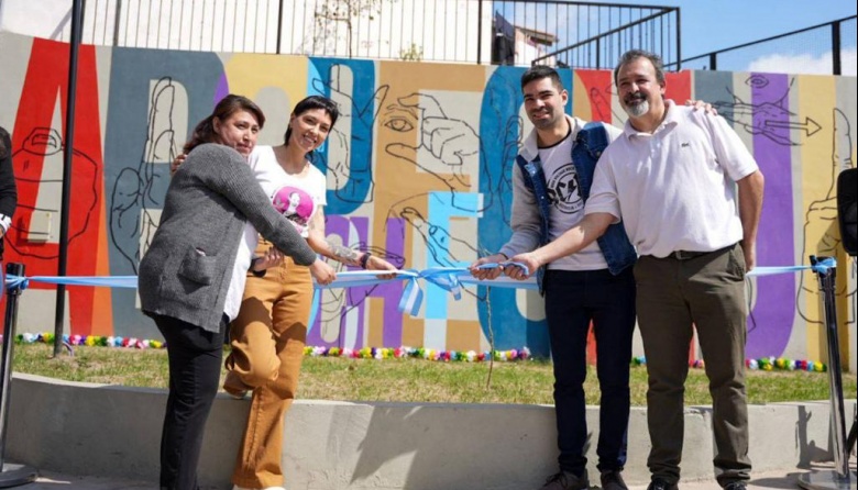 Mayra Mendoza inaguró un mural inclusivo de Lenguaje de Señas en La Plaza Alberdi