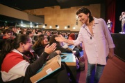 Mayra Mendoza entregó netbooks a alumnos de escuelas secundarias de Quilmes