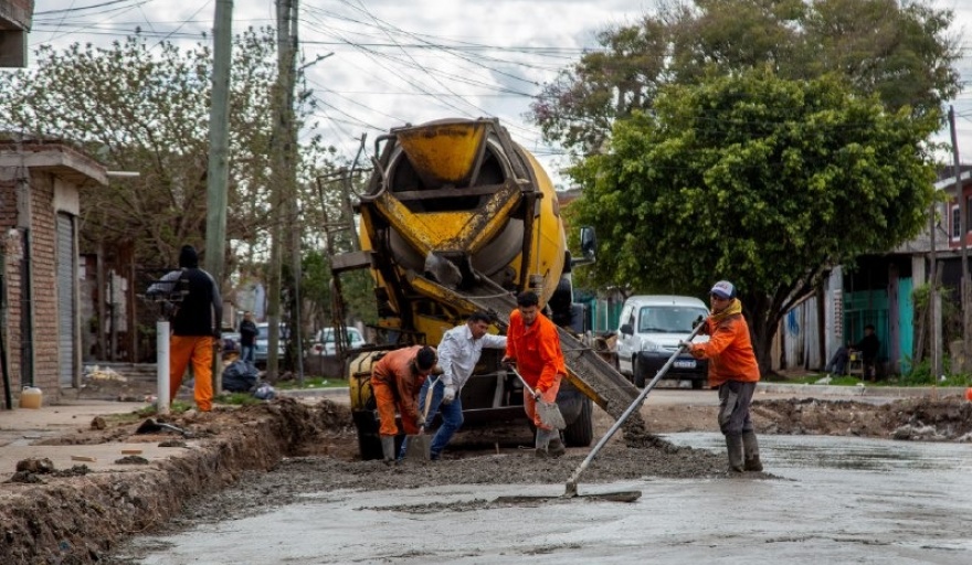 Avanza la obra de pavimentación de 30 cuadras y desagües del barrio Santa María - IAPI
