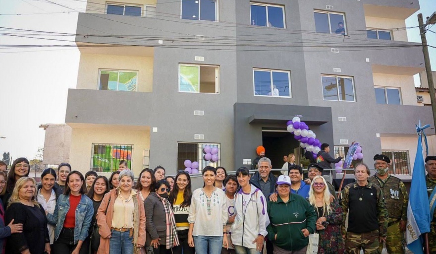 Mayra Mendoza y el Ministro Ferraresi entregaron viviendas en el Barrio Los Eucaliptus