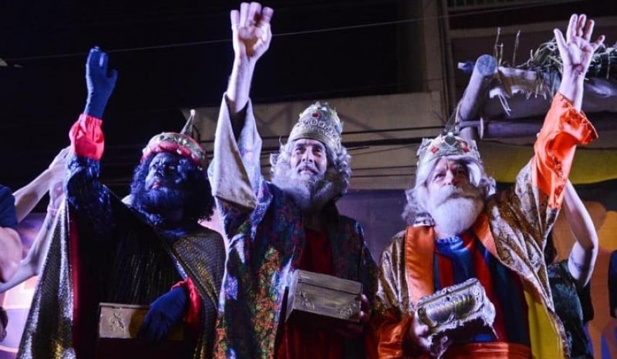 Una multitud disfrutó del desfile de los Reyes Magos en Lomas
