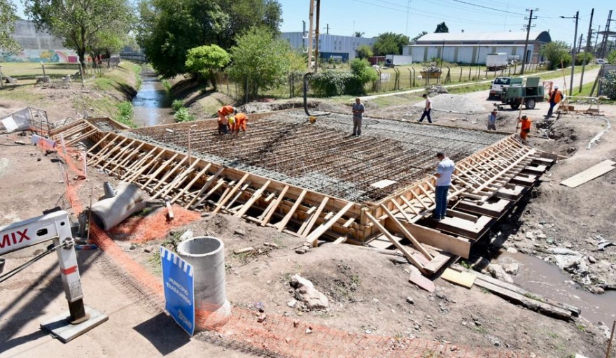 Construyen un puente vehicular sobre el arroyo del Rey para potenciar la conectividad en Burzaco