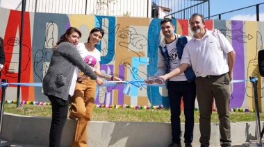 Mayra Mendoza inaguró un mural inclusivo de Lenguaje de Señas en La Plaza Alberdi