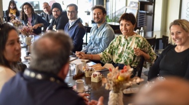 Mayra Mendoza se reunió con comerciantes de Bernal Centro y recorrió locales