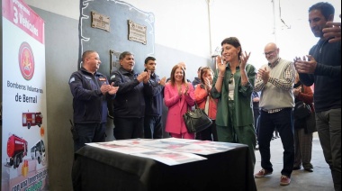 Mayra Mendoza les entregó un subsidio a los Bomberos Voluntarios de Bernal