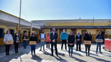 Mayra Mendoza y Nicolás Trotta entregaron netbooks a estudiantes de Quilmes