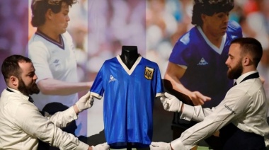 Subastaron en casi 9 millones de dólares la mítica camiseta de Maradona con la que le metió dos goles a Inglaterra
