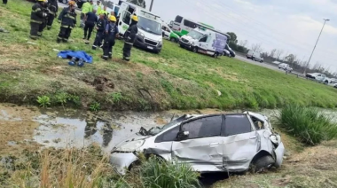 Volcó en la Autopista Buenos Aires-La Plata y murió su hermana de 19 años