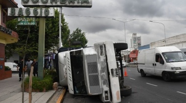 Un camión volcó en plena Avenida Hipólito Yrigoyen