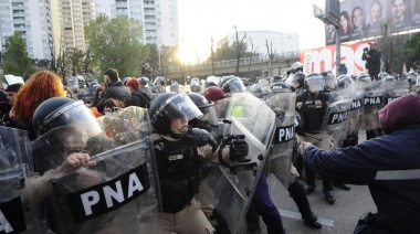 Incidentes en el Puente Pueyrredón durante una protesta de trabajadores y agrupaciones de izquierda