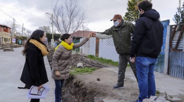 Mayra Mendoza recorrió la obra de pavimentación de 35 cuadras en Villa La Florida