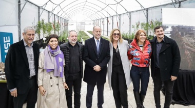 Ferraresi e Insaurralde participaron de la inauguración del invernadero "Azucena Villaflor" en Villa Domínico 