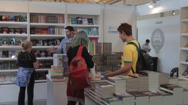 Bibliotecas y escritores locales expusieron sus libros en la Feria del Libro Avellaneda
