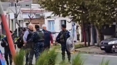Tensión en Sarandí: un jubilado amenazó con un arma a hinchas de Arsenal