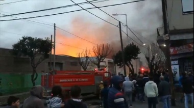 Se incendió una papelera en Gerli y hubo vecinos evacuados