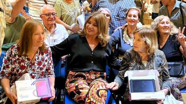 Mónica Litza junto al Enacom entregó más de 300 tablets en Avellaneda
