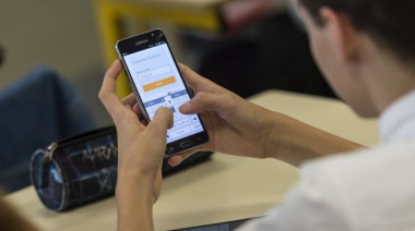 El senador de Avellaneda Emmanuel Santalla presentó un proyecto para restringir los celulares en las escuelas