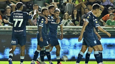 Racing derrotó con autoridad a Banfield y se acerca a los playoffs del Clausura