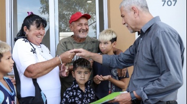 Ferraresi entregó nuevas viviendas para familias de Isla Maciel
