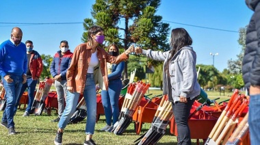 Mayra Mendoza entregó máquinas y herramientas de trabajo para las bases operativas municipales