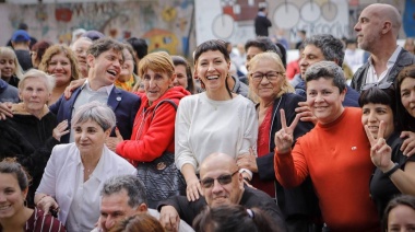 Axel Kicillof y Mayra Mendoza entregaron escrituras en Quilmes