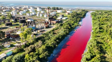El arroyo Sarandí, teñido de rojo: investigan la contaminación por desechos industriales