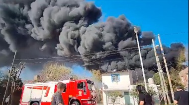 Se incendió un depósito de colectivos en Avellaneda y hubo que evacuar a vecinos