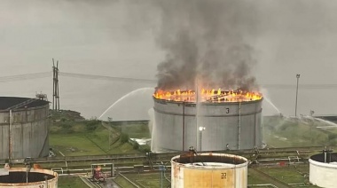 Dock Sud: un rayo provocó el incendio del techo de un tanque de petróleo crudo en una destilería