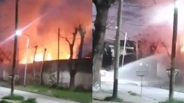 Impresionante incendio de una fábrica de maderas en Villa Domínico