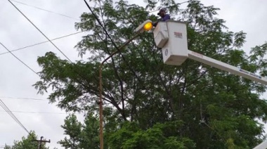 Continúan los trabajos de reparación de luminarias en diferentes barrios de Varela