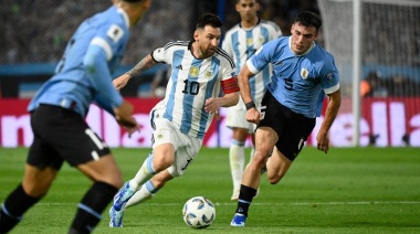 Argentina pagó caro dos equivocaciones y Uruguay lo ganó en La Bombonera
