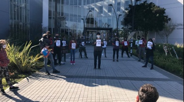 Colocaron grullas en el Palacio Municipal para reclamar el pago a docentes de IMEPA