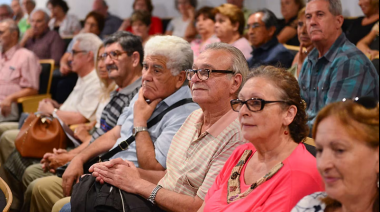 El Gobierno anunció que las jubilaciones y pensiones de abril se pagarán en dos tramos