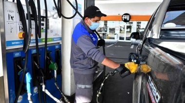 El Gobierno postergó la suba del impuesto a los combustibles