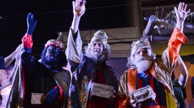 Una multitud disfrutó del desfile de los Reyes Magos en Lomas