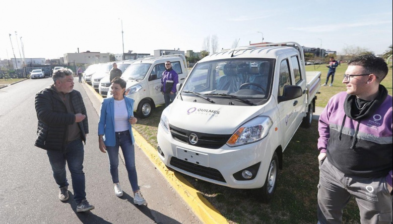 Mayra Mendoza encabezó la presentación de 10 nuevas camionetas para el área de servicios públicos
