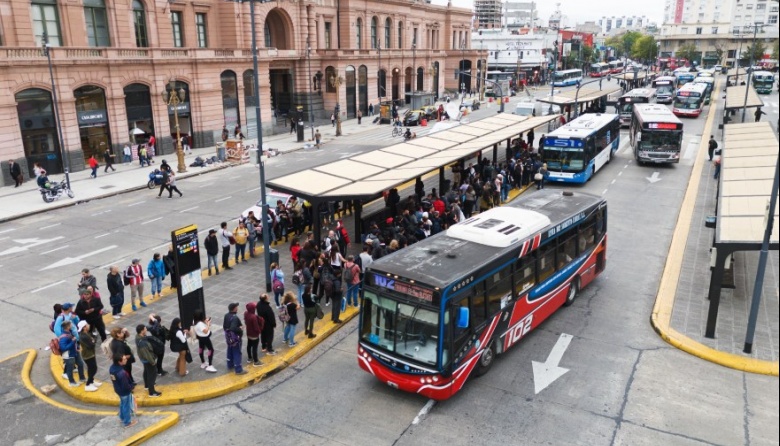 Colectivos: Los empresarios quieren pagar el aguinaldo en cuotas y la UTA se declaró en alerta