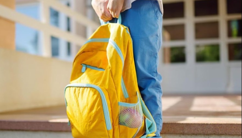 Alertan por problemas posturales en chicos: crecen los casos durante la etapa escolar