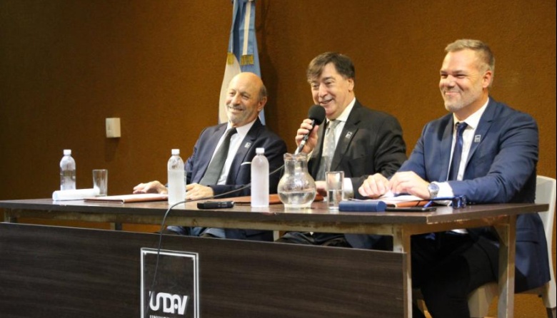 Jorge Calzoni fue reelecto por unanimidad como rector de la UNDAV