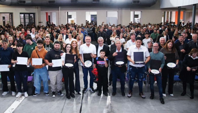 En su 174° aniversario, Avellaneda reconoció a vecinos destacados y otorgó becas a deportistas