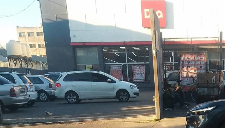 El rebusque en Avellaneda: familias buscan comida en los descartes de supermercados