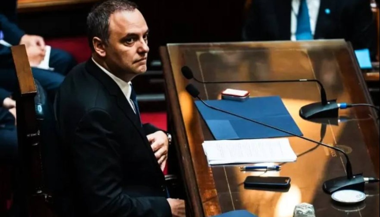 Adorni expuso en Diputados entre acusaciones y una puesta en escena oficialista