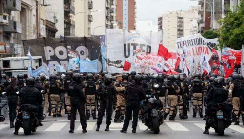Movimientos sociales marcharon en Avellaneda y apuntaron contra Milei