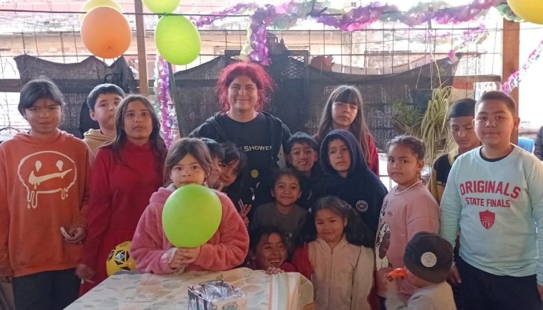 De fiestas infantiles a la red solidaria: La mujer que transforma la ayuda social